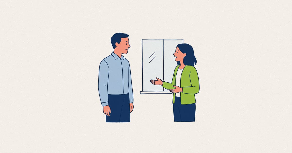 Gestionnaire et employé en conversation courte, la reconnaissance au travail au quotidien
